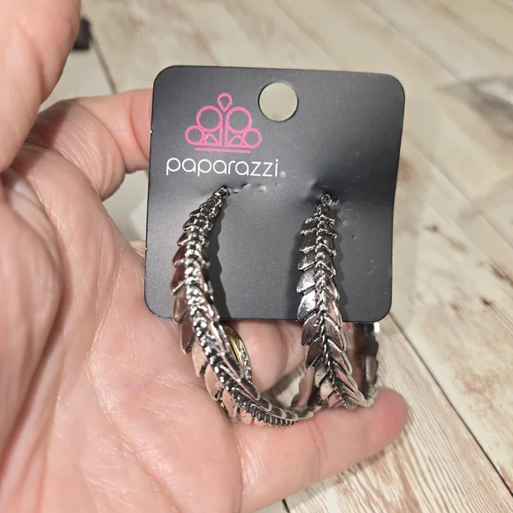 This listing is for a Paparazzi Simply Santa Fe 4-Piece Fashion Fix jewelry set - Picture 3 of 6